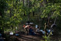 Ukrainska soldater klipper håret på varandra i den återtagna staden Lyman den 3 oktober.