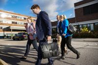 Ministrarna Anna-Maja Henriksson och Thomas Blomqvist besökte Lojo sjukhus för ett par veckor sedan. Till höger Anita Westerholm, som representerar Västra Nylands välfärdsområde.
