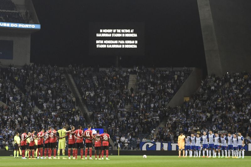 Lagen och publiken hedrade dödsoffren i stadionkatastrofen i Indonesien före matchen med en tyst minut.