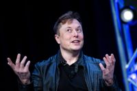 Elon Musk fortsätter skicka upp satelliter i omloppsbana runt jorden. Bolaget äger både raketer och satelliter, vilket är unikt. Det ger en enorm marknadsfördel, menar Jaan Praks, biträdande professor vid Aalto-universitetet.