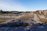 Enligt projektplanen ska det nya skolkomplexet få en triangulär form och placeras längs med Tasträskvägen söder om daghemmet Miili.