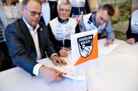 Porvoo Borgå Jukola går av stapeln den 17–18 juni 2023. Bilden är från då arrangörsavtalet undertecknades för ett år sedan. Från vänster syns: Juhani Sihvonen från Kaukametsäläiset ry, tävlingsledare Kalevi Ilonen och ordförande Sami Sillman från OK Trian.