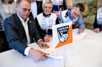Porvoo Borgå Jukola går av stapeln den 17–18 juni 2023. Bilden är från då arrangörsavtalet undertecknades för ett år sedan. Från vänster syns: Juhani Sihvonen från Kaukametsäläiset ry, tävlingsledare Kalevi Ilonen och ordförande Sami Sillman från OK Trian.
