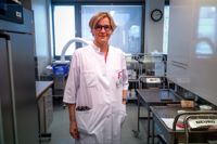 Patologen Maria von Willebrand-Bäckman nere i laboratoriet. Här undersöks vävnader från hela kroppen av läkare med olika specialområden.