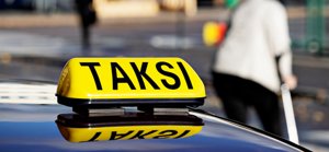En taxichaufför försökte få pengar av staden efter att han kört sönder sin bil i en grop.