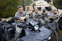 Vicekorpral Timothy Parker justerar sidospeglarna på den fyrhjuling som 2nd Marine Logistics Group har hyrt för sin vistelse vid Nylands Brigad. Det här är Parkers första utlandsresa.– Jag hade höga förväntningar på Finland. De har uppfyllts även om det är lite kallt. Ni är ju till och med det lyckligaste landet i världen, säger Parker.