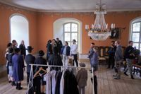 En del av de drygt tjugo skådespelarna och statisterna lyssnar på regissören Christopher Marins och manusförfattaren Christoffer Holm i Sjundby slott i början av oktober.