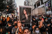 En demonstrant håller ett porträtt av Mahsa Amini, som dog efter att ha gripit av iransk moralpolis i september, under en demonstration i Istanbul. Från de protester som blossat upp i Iran har mycket lite bildmaterial läckt ut till omvärlden.