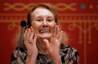 Annie Ernaux har svårt att välja vilka böcker som säger mest om hennes litterära universum, men de böcker som ligger närmast hennes hjärta är ändå ”Åren” och ”En flickas memoarer”.– Där finns ett historiskt perspektiv, som både är intimt och universellt, och det handlar om den manliga dominans som präglade världen då och som fortfarande finns där, säger Annie Ernaux.