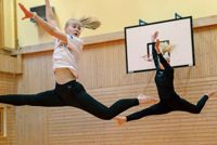 Mette och Miisa Palkoranta dansar i Energy Dance Center som får kommunalt understöd.