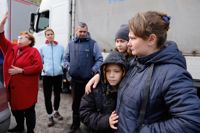 Många ukrainska flyktingar reser i sällskap. Sedan ett dygn står mamma Viktoria från Cherson, med barnen Pavel (9) och Maria (15) och en nittioårig mormor, på gränsen till Lettland. När HBL:s utsända frågar Viktoria hur hon mår brister hon i gråt. Kriget har pågått i sju månader.