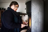 Tvätta och diska mer sällan, och använd elapparaterna effektivt när de är igång. Bland annat det tipsar Katri Kortelainen om.
