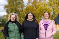 Mikaela Björklund och Jenny Gustafsson är två av de åtta erfarenhetsexperter som Pamela Kinnunen (längst till höger) har intervjuat för boken Gnistor av hopp.