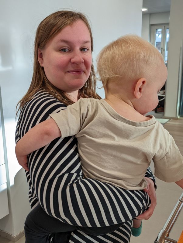 Alexandra Seeck leder familjekaféet, och ettåriga Wiggo Seeck är givetvis med.