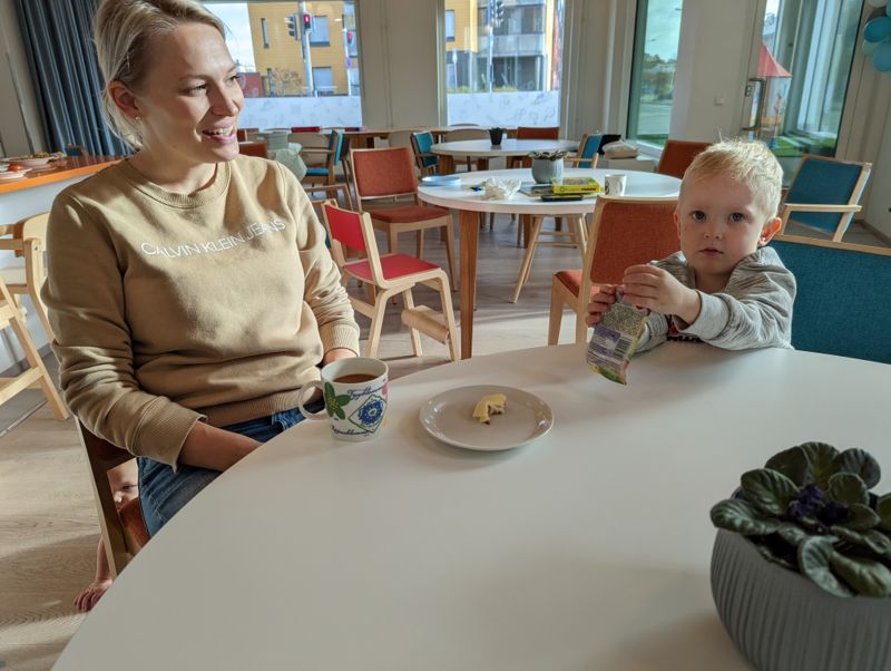 Paulina Westin och sonen Alvar Westin kommer till familjekaféet på fredagarna, för då är Alvar hemma från dagis.