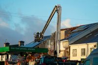 Räddningspersonal arbetar på lördagen vid bensinmacken som exploderade i samhället Creeslough i norra Irland under fredagen.
