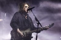 Robert Smith lotsar med säker hand The Cure som fortfarande har en hel del att ge.