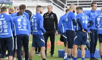 Tränaren Markku Kanerva och de finländska spelarna under ett träningspass inför matchen mot Rumänien i Nations League.