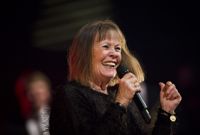 Ann-Christine uppträder på Dannys sjuttioårskonsert i Musikhuset 2012.