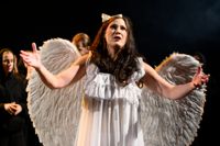 Maria Åkerblom (Karoliina McLoud) predikar i dvala i Jens Lindqvists och Mirva Koivukangas opera Räddningsväg.