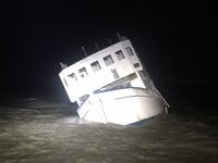 En fritidsjakt i Vemo började ta in vatten och fick 30-graders slagsida. Besättningen på två personer evakuerades med egen båt.