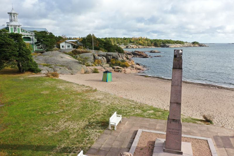 De flesta som besökt Hangö har sett monumentet som påminner om tyskarnas landstigning 1918. I bakgrunden är en av Hangös traditionella badhytter, men målad i Ukrainas färger. Det är för att visa solidaritet med landet.