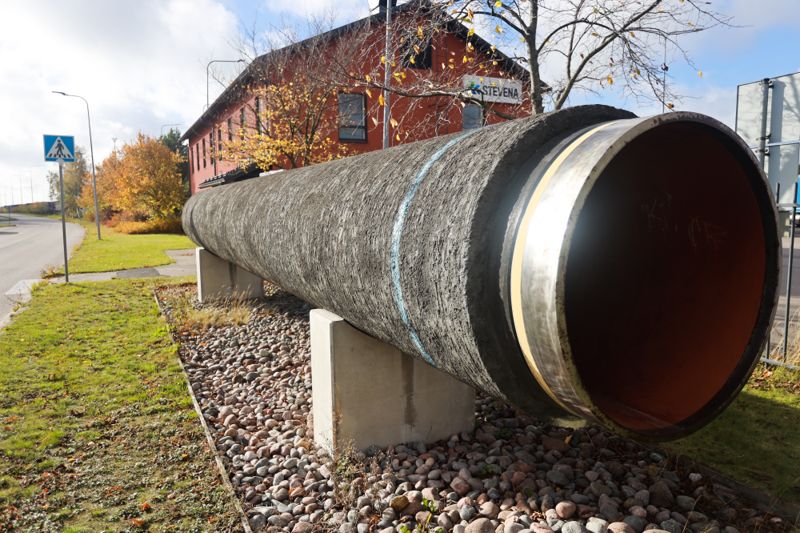 År 2011 donerade Nord Stream en del av en gasledning till Hangö. Den står nu mellan torget och Västra hamnen.