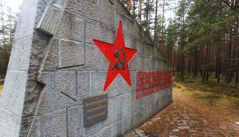 Krigskyrkogården i Täktom är svår att missa för förbipasserande. Här firade ryska diplomater segerdagen i maj i år.