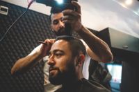 Ett besök i frisörsalongen är generellt billigare för män än för kvinnor, men män låter sig klippas betydligt oftare än kvinnor, enligt en ny utredning. Arkivbild.