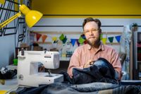 Främst lappar Niko Lindgren sina kläder för hand. I reparationskaféet Korjauskaupunki finns ändå en symaskin som kan användas vid behov.