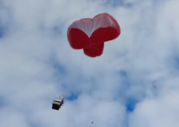 Dyrbart objekt på rymmen. Meteorologiska institutet ber allmänheten om hjälp att hitta den stora röda heliumballongen som kommit lös.