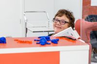 Om temperaturen i Kommungården sjunker är Helena Österman beredd. En kund har till och med stickat torgvantar för kontorsbruk åt henne.