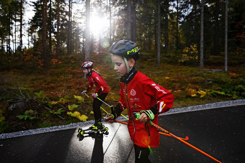 I höstas blev Västerbys rullskidbana färdig. Här är de unga idrottarna Anton Nyman och Isabelle Malmberg i strålkastarljuset med vackra höstfärger i bakgrunden.