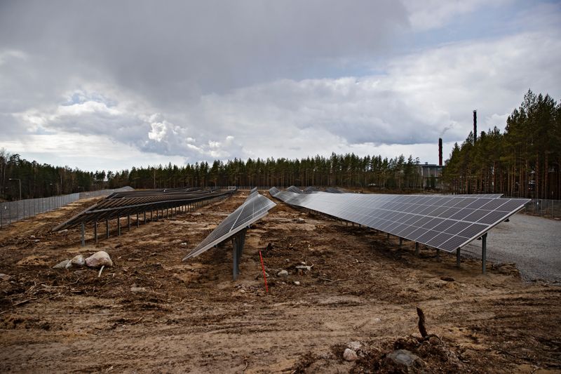 Raseborgs energi producerar solenergi bland annat invid riksväg 25 i Ekenäs. I framtiden finns det en möjlighet att elbolaget också säljer energi producerad av Better Energy i Hangö. Arkivbild.