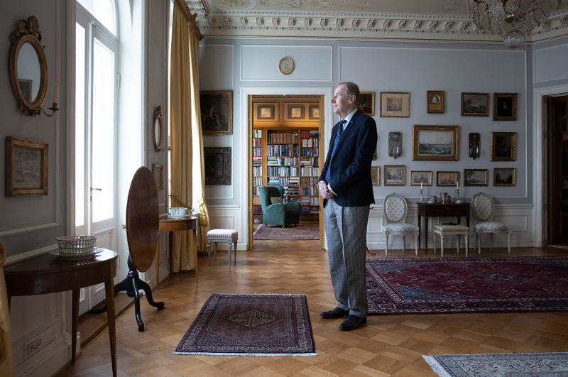 – En viss enhetlighet tycker jag om, säger Henry Wiklund om inredningen som han har samlat på sig sedan sent 1970-tal. Det runda fällbordet är tillverkat av den berömda snickarmästaren Jacob Siölin (1737–1785).