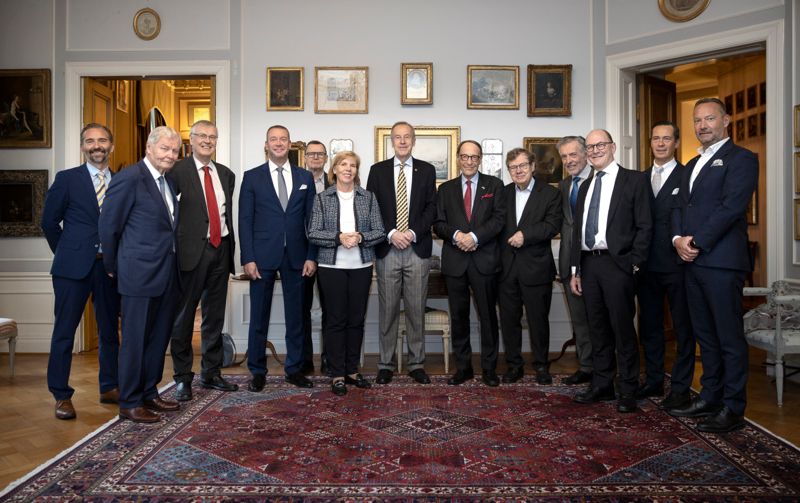 Lunch med överraskning. Henry Wiklund bjöd nyligen alla SFP:s tidigare partiordförande och partisekreterare på lunch där han avslöjade att han av en slump hade köpt SFP:s grundares våning. Från vänster Fredrik Guseff, partisekreterare 2015–, Henry Olander, partisekreterare 1971–76, Peter Stenlund, partisekreterare 1981–1995, Stefan Wallin, partiordförande 2006–12, Peter Heinström, partisekreterare 1996–2001, Anna-Maja Henriksson, partiordförande 2016–, Henry Wiklund, Pär Stenbäck, partiordförande 1977–85, Christoffer Taxell, partiordförande 1985–90, Jan-Erik Enestam, partiordförande 1998–2006, Berth Sundström, partisekreterare 2003–05, Carl Haglund, partiordförande 2012–16 och Johan Johansson, partisekreterare 2010–15. Icke närvarande: Carl Olof Tallgren, partiordförande 1974–77, Ole Norrback, partiordförande 1990–98 och Ulla Achrén, partisekreterare 2005–10.