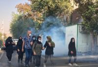 Bilderna som kommer ut från Irans protester är få. På bilden syns tårgas i luften utanför Teherans universitet den 1 oktober.