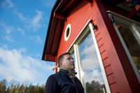 Stefan Forsbäck fick in röda hönskvalster i sin nybyggda sommarstuga i Ekenäs. Kvalstren är en variant av fästingar som sprids med vilda fåglar och är mycket ovanliga i bostadshus i Finland.