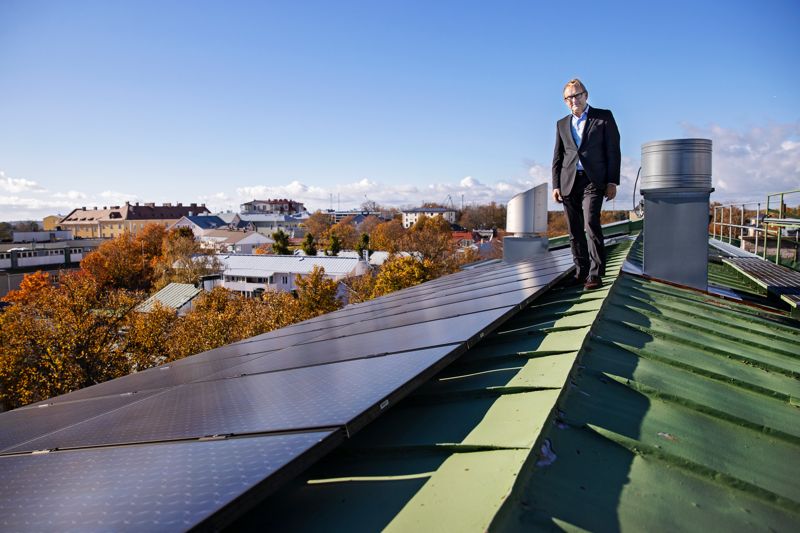 Solkraft är en lukrativ affär efter att energipriserna gått upp. Hangö stads stadsdirektör Denis Strandell berättar ändå att det inte är stadens uppdrag att vara en energiproducent.