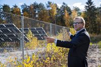 Hangös stadsdirektör Denis Strandell berättar att staden inte kan utvidga vindkraften, och att solenergi då är ett alternativ för den gröna omställningen. Han ser det som en solklar fråga att gå vidare med avtalet med danska Better Energy som vill bygga ett solkraftverk i staden.