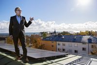 Hangös stadsdirektör Denis Strandell vid solpanelerna på stadshusets tak. Bolaget som installerade dem samarbetar med danska Better Energy som vill bli marknadsledande inom solkraft i Finland.