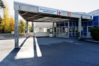 – Många symtom och skador som kräver brådskande vård kan behandlas följande morgon eller inom 1–2 dagar. Om man har en liten åkomma lönar det sig att vänta hemma över natten på att hälsocentralen öppnar, konstaterar Maaret Castrén, direktör för HUS Akuten.