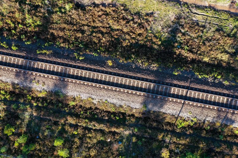 Den största delen av kustbanan består av ett spår. Eftersom det finns få ställen där tåg kan passera varandra är trafikkapaciteten låg.