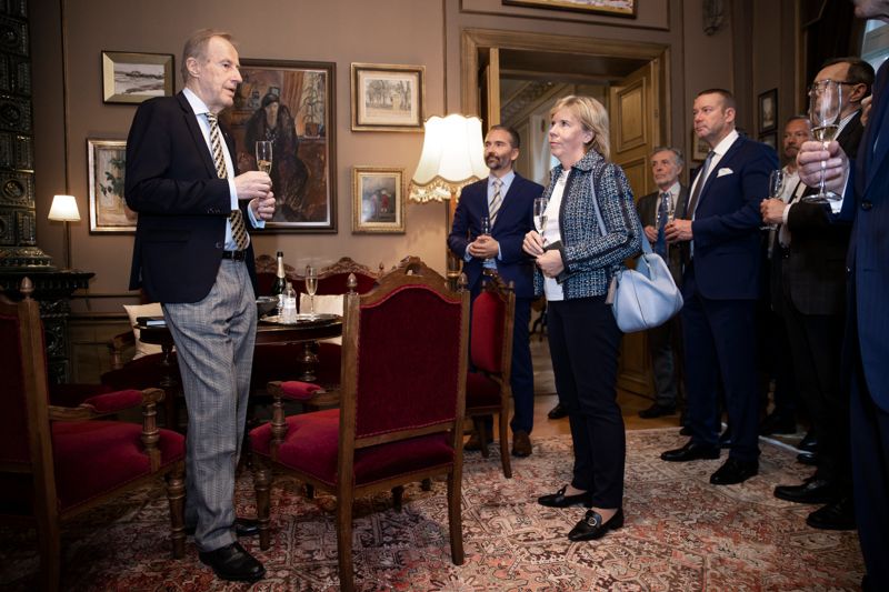 En lunch med surpris som heter duga. SFP:s nuvarande och tidigare ordförande var nyfikna då de anlände till Henry Wiklunds lunch med utlovad överraskning. Med fascination tog SFP:arna del av nyheten att bostadens första ägare och invånare var partiets grundare Axel Lille. Wiklund har bestämt att våningen efter honom tillfaller Svenska kulturfonden.