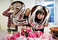 Tobbe Törnroos, teamledare Petra Kaske och Tobias Carlsen festade loss tillsammans med nuvarande och tidigare studerande vid utbildningen, sina nära och kära och med personalen.