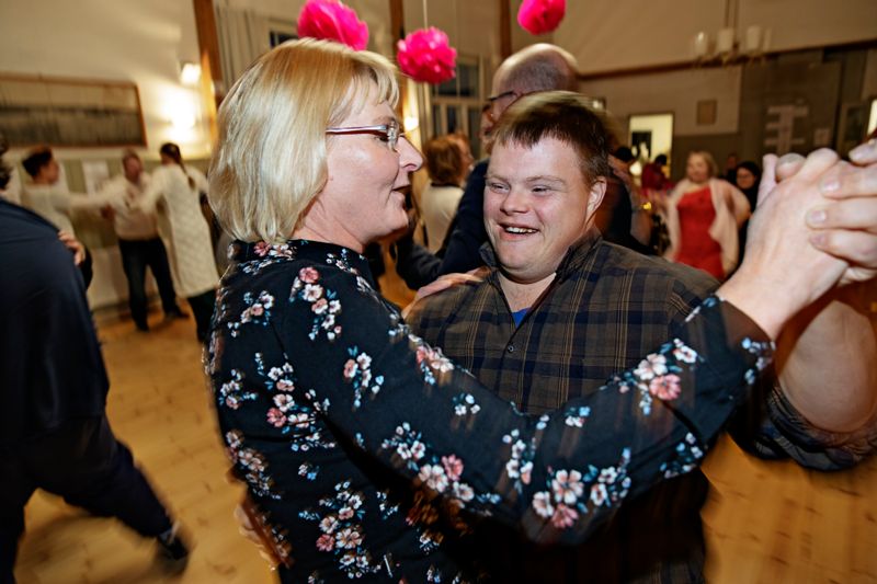 Tina Forsman, som jobbat tio år på Telma-utbildningen virvlade runt med Wilfred Lill-Smeds under jubileumsfesten.