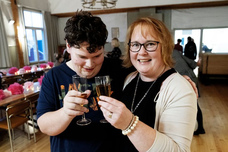 Tobias Carlsen älskar att skåla och hålla tal, och det var han som utlyste ett fyrfaldigt leve för sin gamla skola. Teamledaren Petra Kaske skålade gärna med.