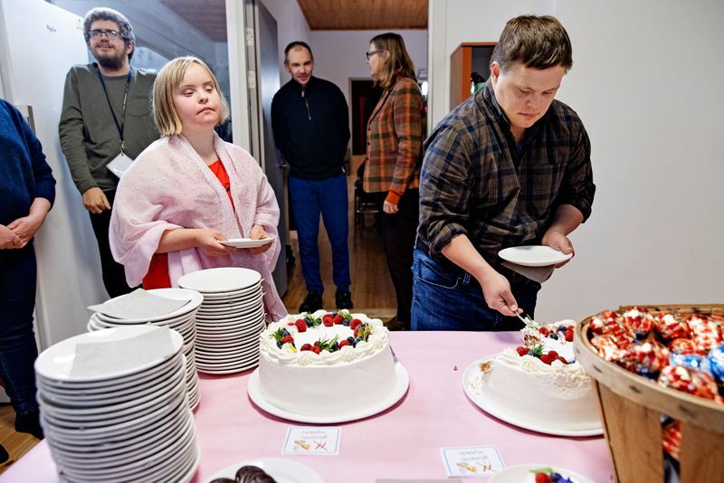 Är det fest ska det finnas tårta. Mette Strömberg och Wilfred Lill-Smeds förser sig med läckerheter.