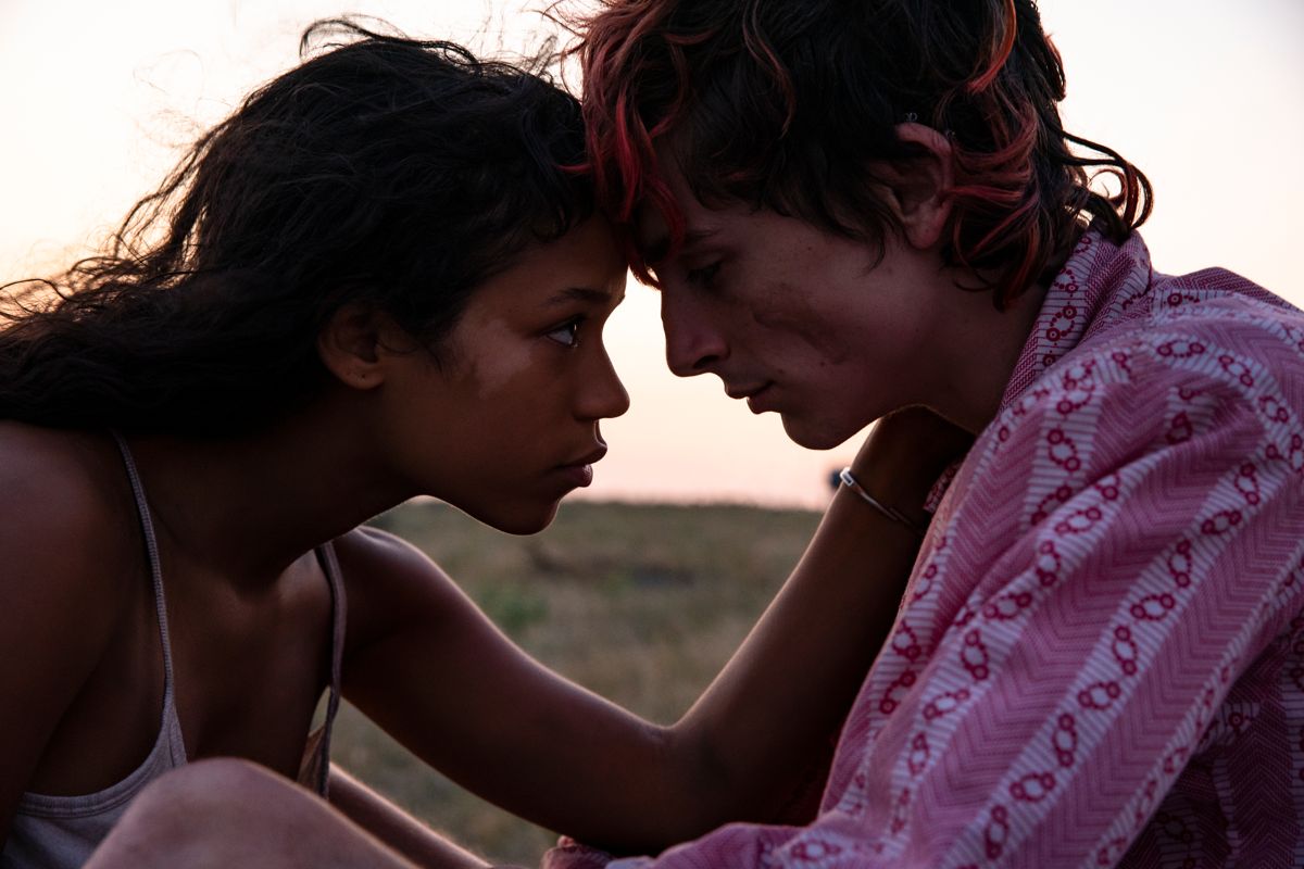 Taylor Russell och Timothée Chalamet i en kärlekshistoria som fick Silverlejonet i Venedig för bästa regi.