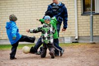 Antalet vuxna per grupp är inget man kan pruta på i daghemmen. Att hitta en vikarie mitt under arbetsdagen kan vara utmanande.